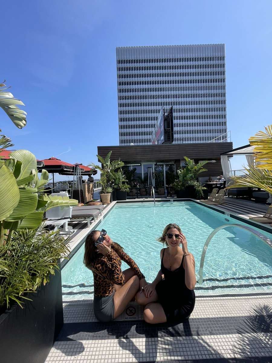 leonorincaa's tweet photo. Work day in LA sometimes look like that. ☀️ Summer 2023 arrived🌴. 

#LosAngeles #womenempowerment  #marialeonorinca https://t.co/e2vM5seTm0
