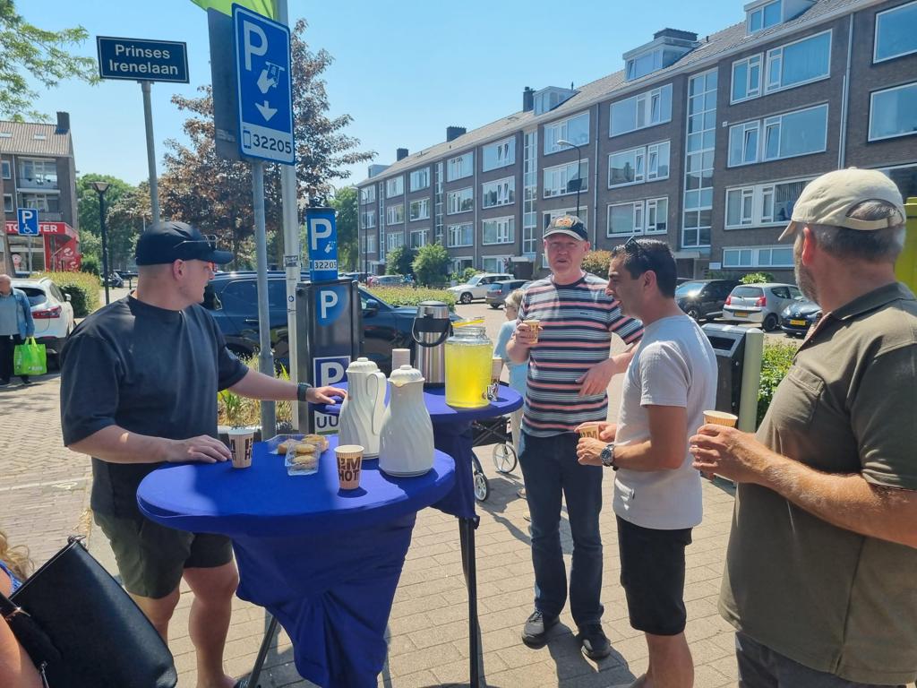 WIJrijswijk's tweet photo. Koffiekar bij Steenvoorde-Noord! 

Het was 30 graden maar gelukkig hadden we verkoelende limo! 🍹 https://t.co/ZPTnlg9Ota