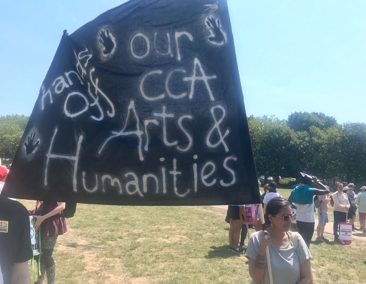 UCUChichester's tweet photo. Amazing scenes in Brighton today, solidarity with our friends and colleagues, and the amazing students supporting them throughout @BrightonUCU @pgrs_brighton @uniofbrighton @ucu #peoplenotbuildings https://t.co/DP1bpluluE