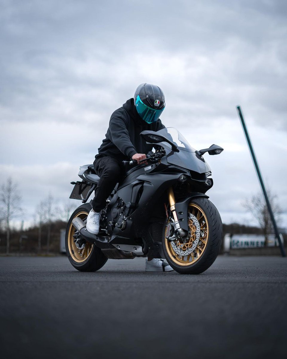 MoreMotorcycles's tweet photo. Yamaha R1 https://t.co/RpIrykvggW