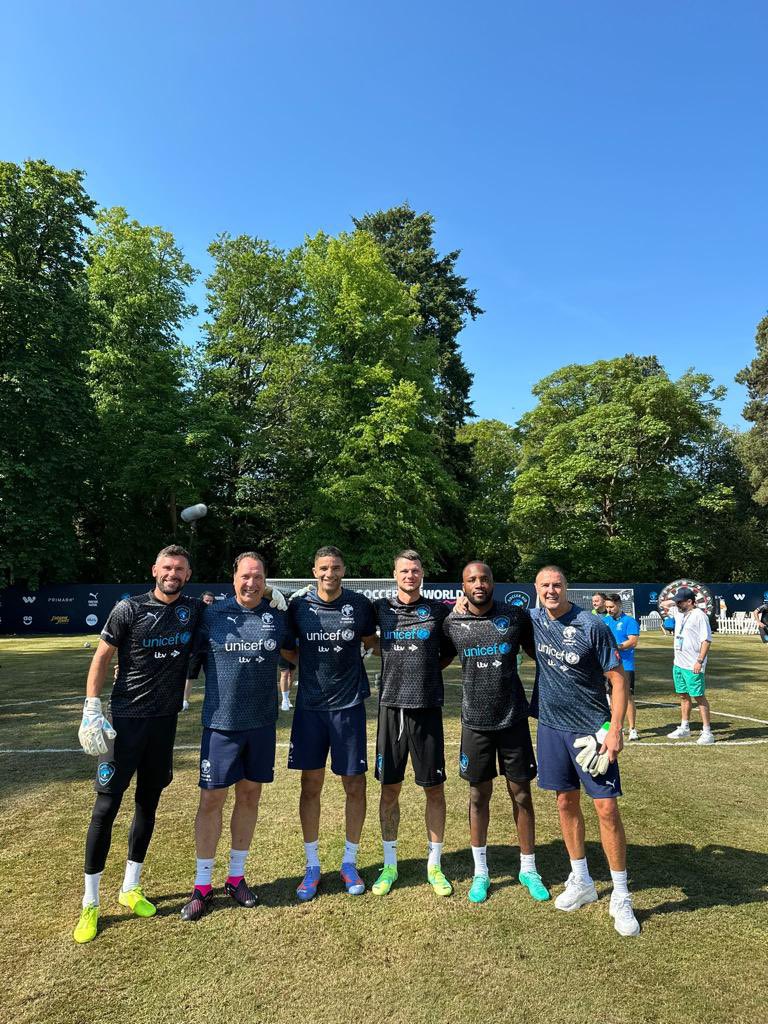 Final day of training before the big game tomorrow night! Good luck @jamosfoundation & @PaddyMcGuinness 

#safehands #england #comeonengland #soccerAid #goalkeepers