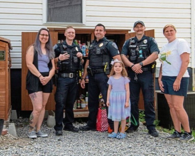 PghFoodBank's tweet photo. ✨ Good Deed of the Week ✨

Throughout the school year, we've provided @PointParkPantry with food for their monthly pop-ups. Recently, @PointParkU also donated goods to Poppin' Tags Free Store.

Learn More 👉 https://t.co/cp4chay9sT

📸: Massoud Hossani at @TribLIVE https://t.co/qaDsYzlyOL