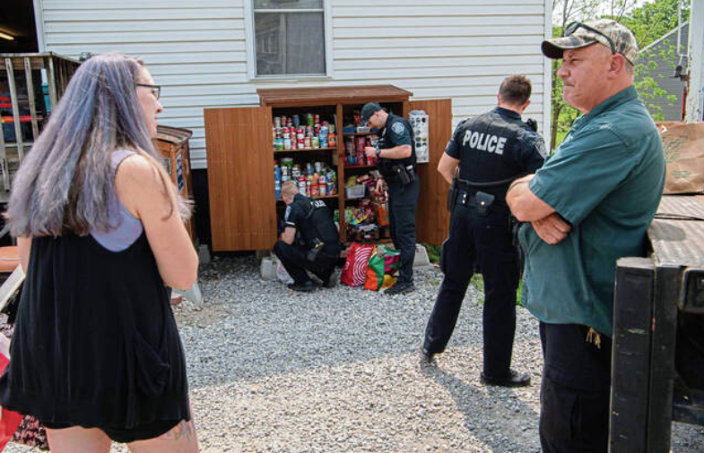PghFoodBank's tweet photo. ✨ Good Deed of the Week ✨

Throughout the school year, we've provided @PointParkPantry with food for their monthly pop-ups. Recently, @PointParkU also donated goods to Poppin' Tags Free Store.

Learn More 👉 https://t.co/cp4chay9sT

📸: Massoud Hossani at @TribLIVE https://t.co/qaDsYzlyOL