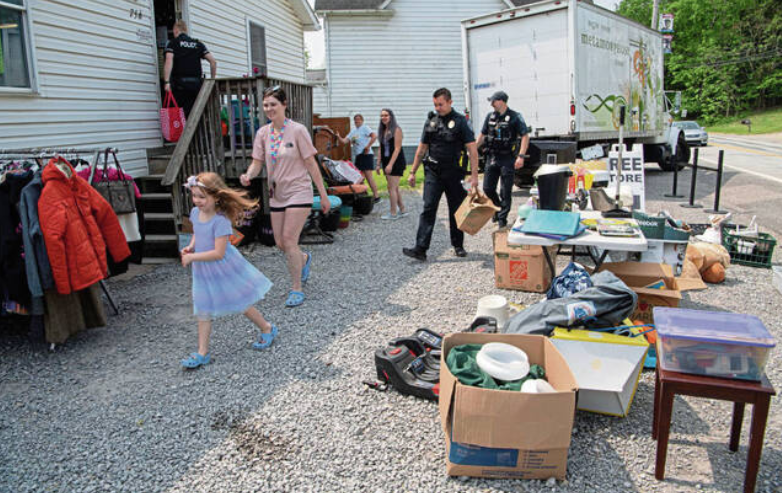 PghFoodBank's tweet photo. ✨ Good Deed of the Week ✨

Throughout the school year, we've provided @PointParkPantry with food for their monthly pop-ups. Recently, @PointParkU also donated goods to Poppin' Tags Free Store.

Learn More 👉 https://t.co/cp4chay9sT

📸: Massoud Hossani at @TribLIVE https://t.co/qaDsYzlyOL