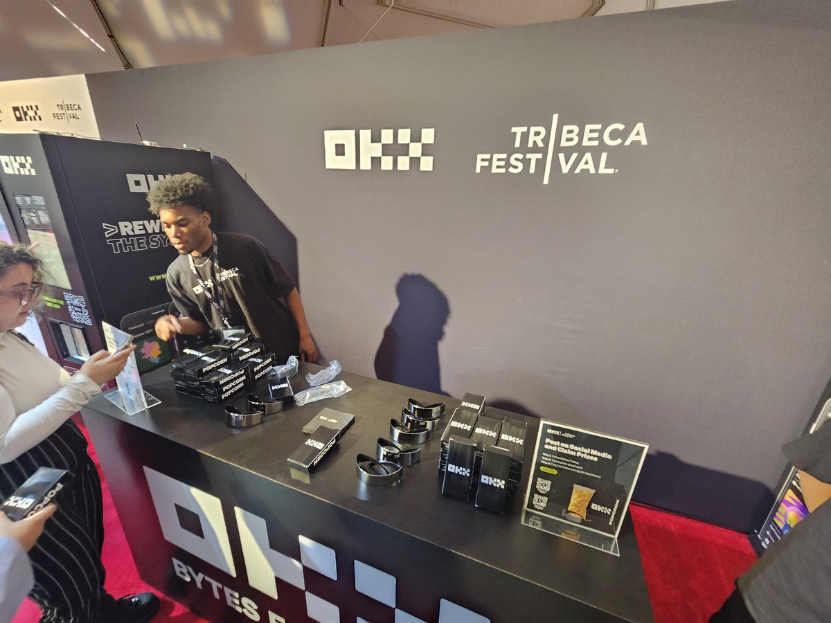 JaysonSimba's tweet image. Good times at Tribeca festival with mom! #okxswag @okx