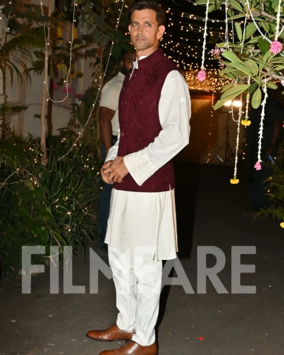 The handsome #HrithikRoshan  gets clicked at the mehendi ceremony of the film producer #MadhuMantena and #IraTrivedi in the city. ♥️