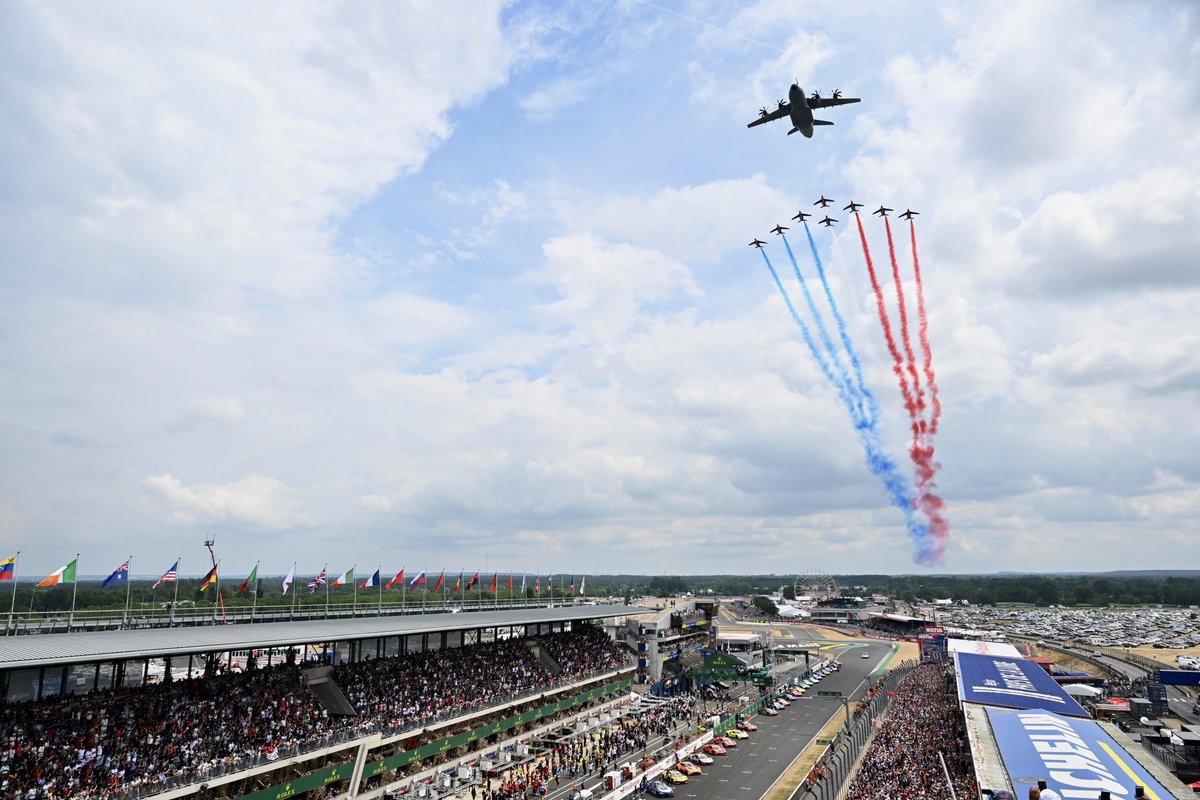 [#sorrybut] Certainement l'image du week-end aux #24heuresdumans 😉 #A400M #A400MTacticalDisplay #Alphajet #PatrouilledeFrance