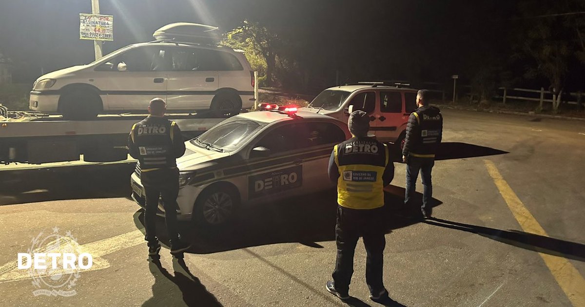 Quatro veículos foram multados e apreendidos pelo Detro realizando transporte irregular para a Festa do Tomate.  Os carros partiam das regiões de Japeri, Barra Mansa, Paracambi e Queimados cobrando valores abusivos chegando até R$533,00 por pessoa. #Detro #Fiscalização #Paracambi
