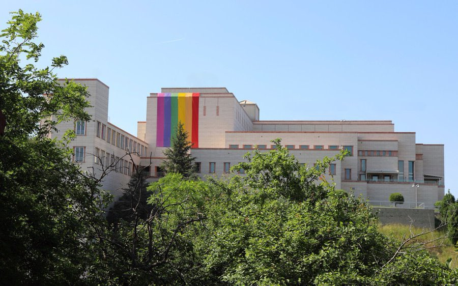 ABD İstanbul Başkonsolosluğu, Onur haftası kapsamında Gökkuşağı Bayrağı asıldı.