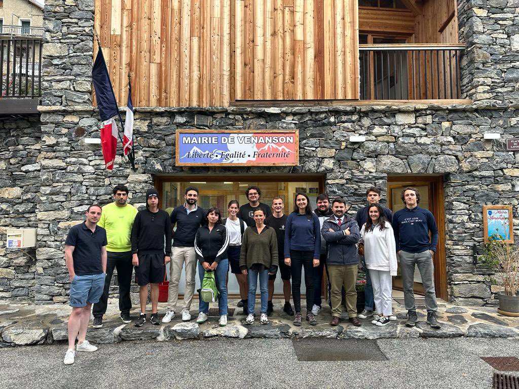 Rencontre et moment d’échanges avec Loetitia Loré, Maire de Venanson, dans sa commune.

Cela fut l’occasion pour notre équipe d’échanger sur le quotidien d’un élu rural ainsi que sur la reconstruction de nos vallées sinistrées à la suite de la tempête Alex #JLR 🏛️⛰️🇫🇷