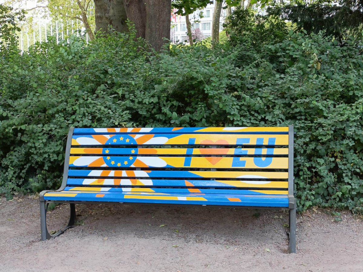 #Strasbourg #Europe. L'association Les Jeunes européens Strasbourg inaugure un banc à l’Orangerie, décoré aux couleurs européennes par le graphiste Ossiann Roux. C’est le premier en France après une quarantaine en Italie et à #Bruxelles.  <a href="/marinalafay/">marina lafay</a>  @Antonio_AA17 <a href="/OssiannR/">ossiann roux</a>