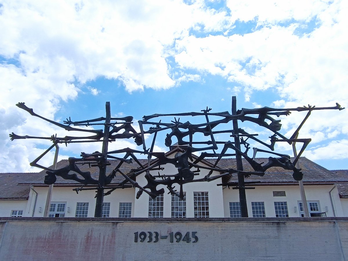 Kaçmaya çalışırken dikenli tellere dolanmış insan figürleri... Dachau toplama kampının meydanında yer alıyor. Holokost'tan hayatta kalan Yugoslav heykeltıraş Nandor Glid'in eseri.