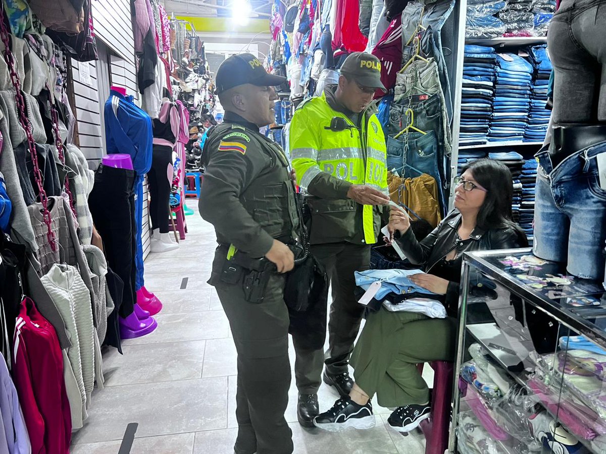 PoliciaPasto's tweet image. #Pasto | El grupo de #PRECI de la Policía Nacional, realiza campañas en el sector comercio con la ciudadanía, fortaleciendo día a día la confianza y seguridad ciudadana. #DiosYPatria