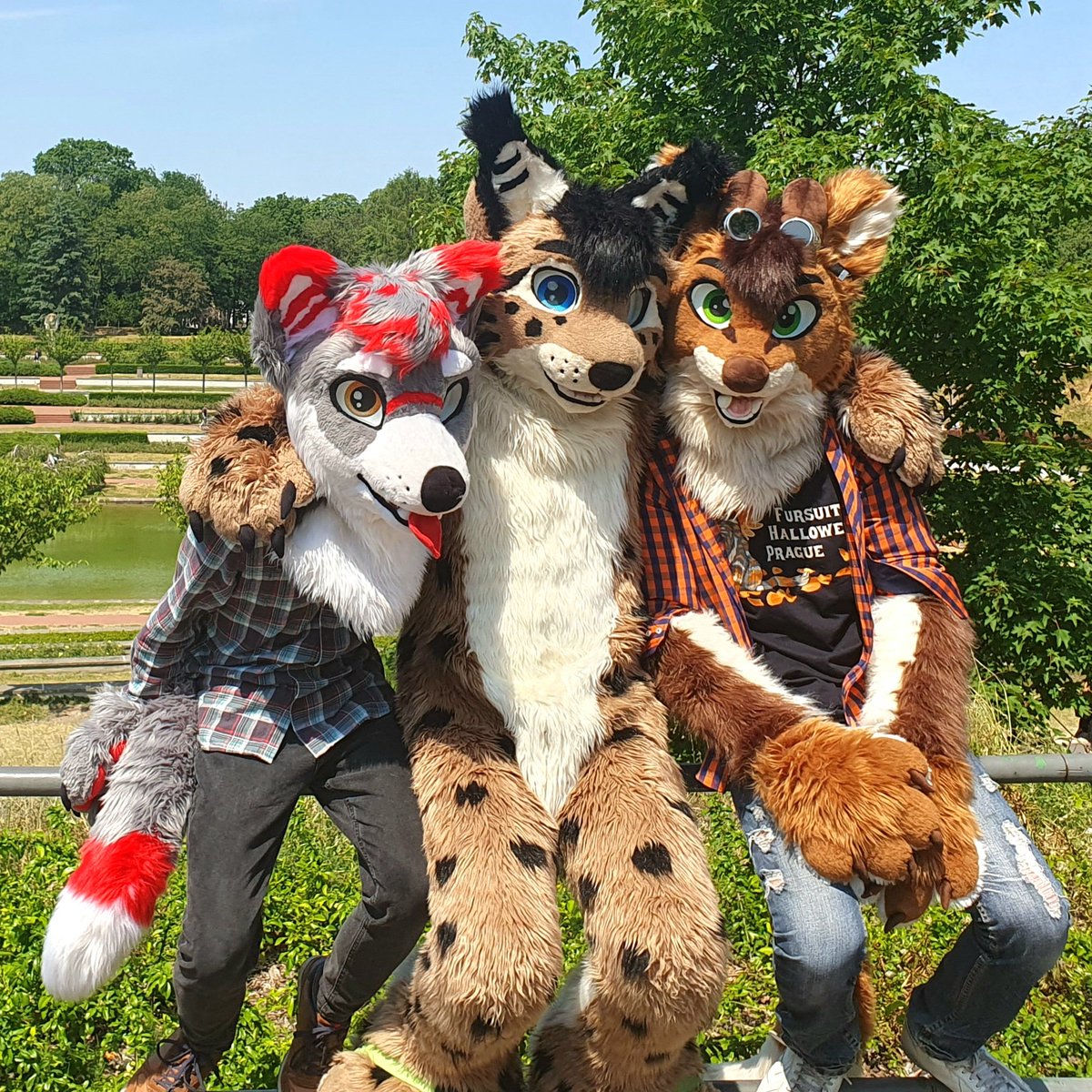 Going out with friends 😁
Time to touch a Grass!

🐺 <a href="/MiloBlackstar/">Milo Blackstar</a>
🐱 <a href="/RCaracal/">ReggieTheCaracal</a>

#fursuit #fursuiter #furry #fursuiting
