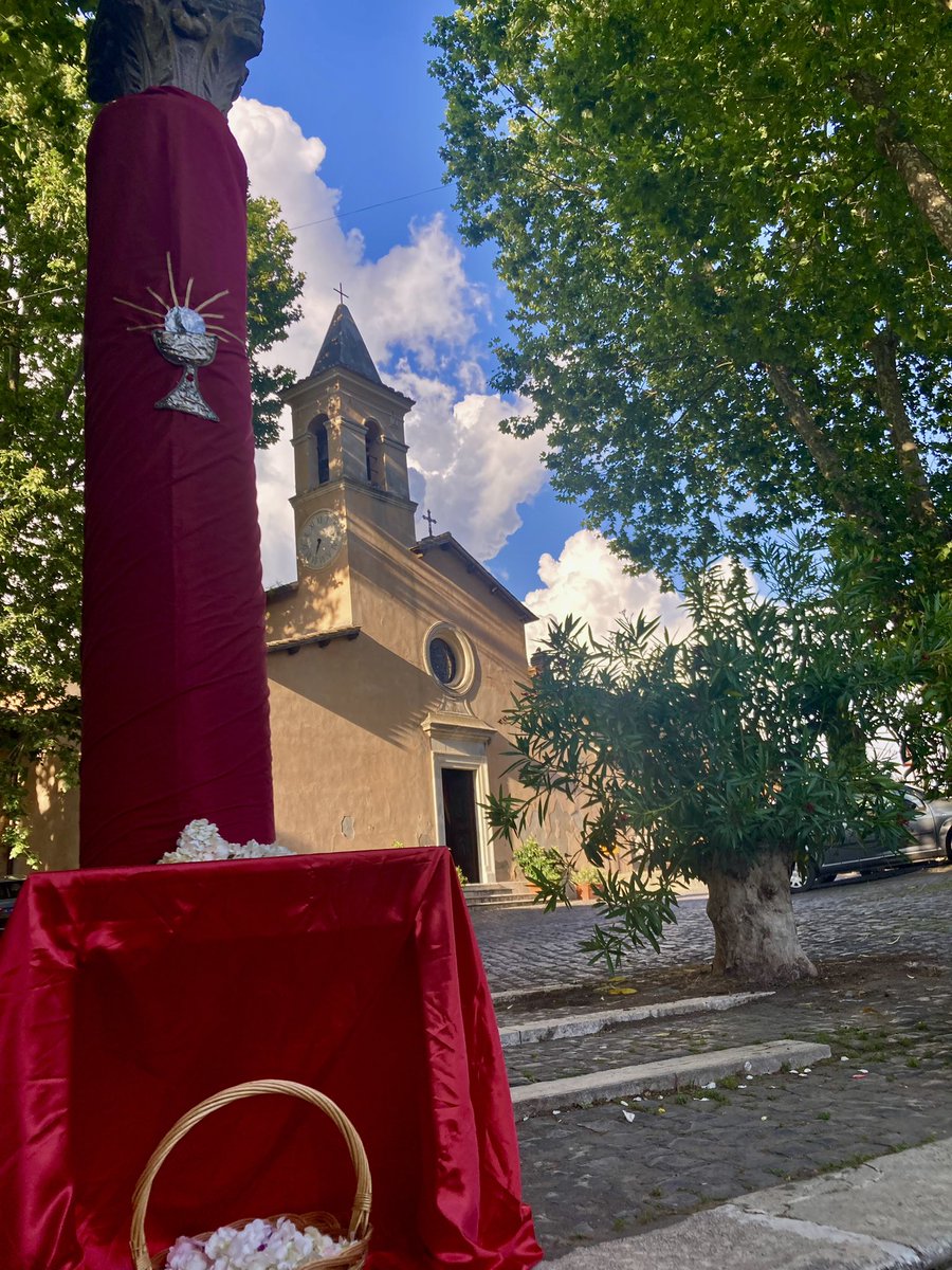 Come da tradizione, la bellissima infiorata realizzata dai volontari della parrocchia in onore del Corpus Domini 👏👏👏. #isolafarnese #francigena #veio