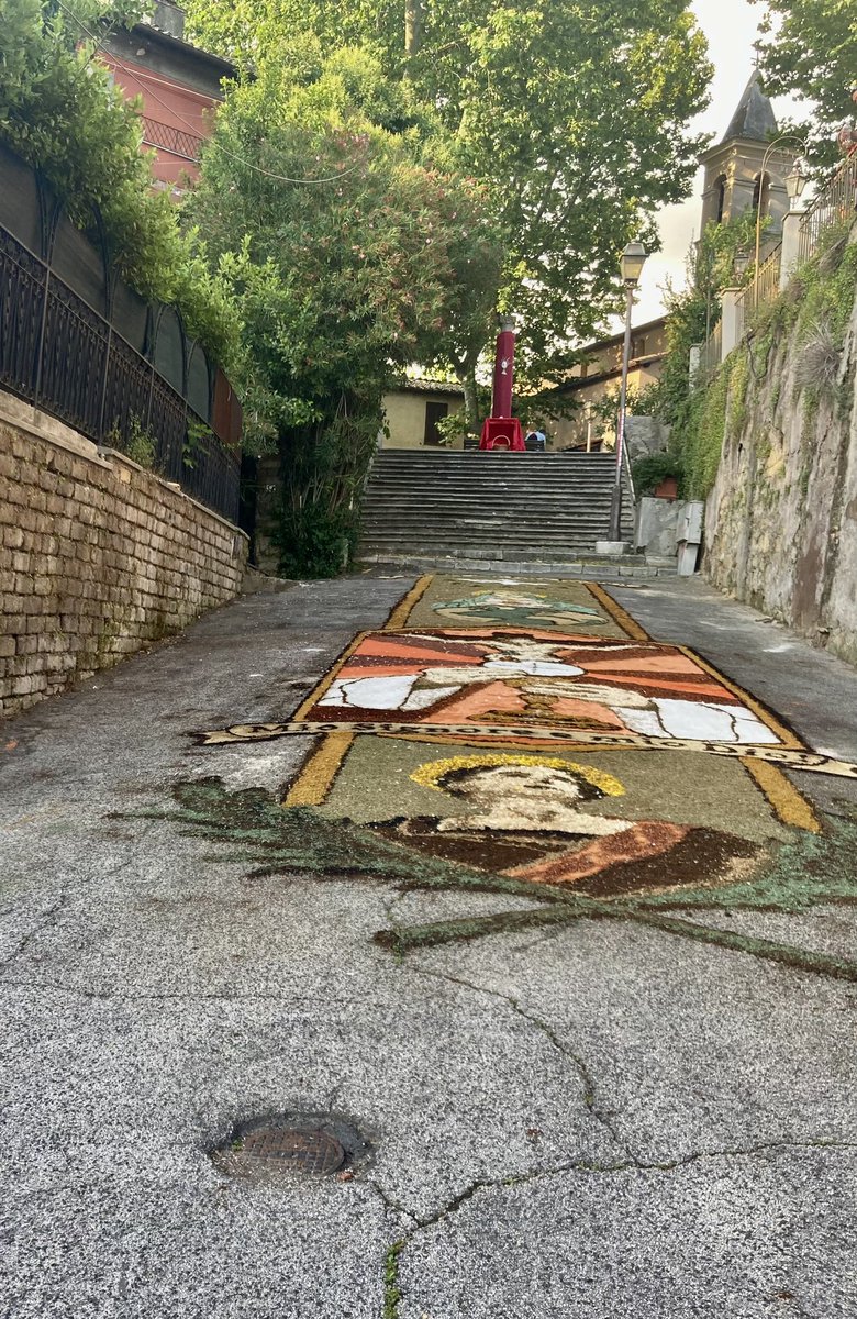 ValorVeio's tweet photo. Come da tradizione, la bellissima infiorata realizzata dai volontari della parrocchia in onore del Corpus Domini 👏👏👏. #isolafarnese #francigena #veio https://t.co/W2vHAnLcqS