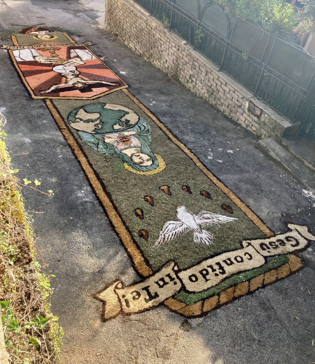 ValorVeio's tweet photo. Come da tradizione, la bellissima infiorata realizzata dai volontari della parrocchia in onore del Corpus Domini 👏👏👏. #isolafarnese #francigena #veio https://t.co/W2vHAnLcqS