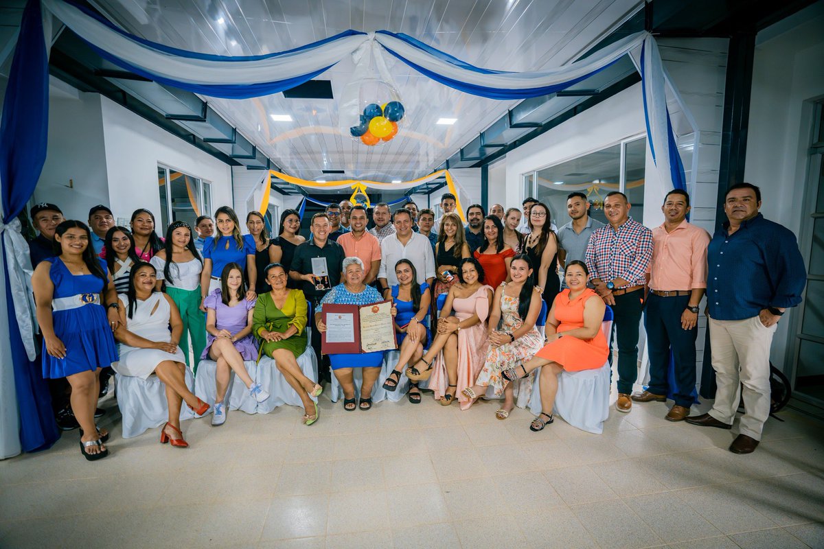 Alexanderq06's tweet photo. Anita, en nuestros Corazones hay un espacio grande para usted porque siempre tiene las palabras precisas para decirnos. Condecoración Orden de la Democracia Simón Bolivar en el grado de Cruz Comendador a la @UniversidadUNAD https://t.co/lb5VtCeVVE