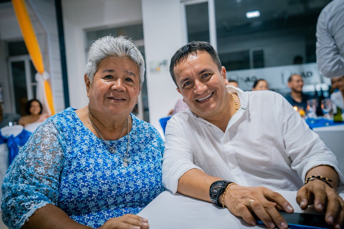 Alexanderq06's tweet photo. Anita, en nuestros Corazones hay un espacio grande para usted porque siempre tiene las palabras precisas para decirnos. Condecoración Orden de la Democracia Simón Bolivar en el grado de Cruz Comendador a la @UniversidadUNAD https://t.co/lb5VtCeVVE
