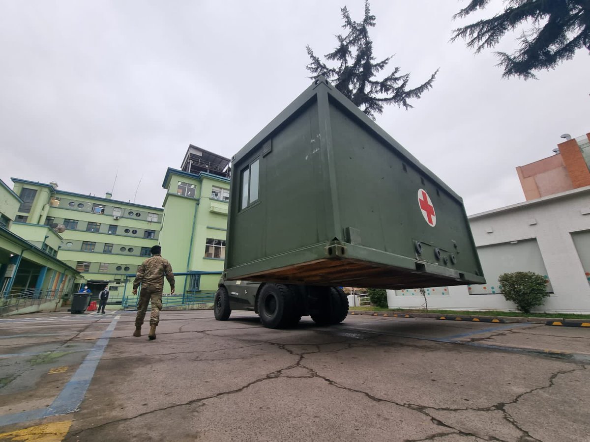 El Ejército de Chile se encuentra instalando los 4 módulos de hospitalización en el Hospital Roberto del Río de la comuna de Independencia, el que incrementará sus capacidades en 26 camas pediátricas. #EjércitoEnAcción #EjércitoTeCuida