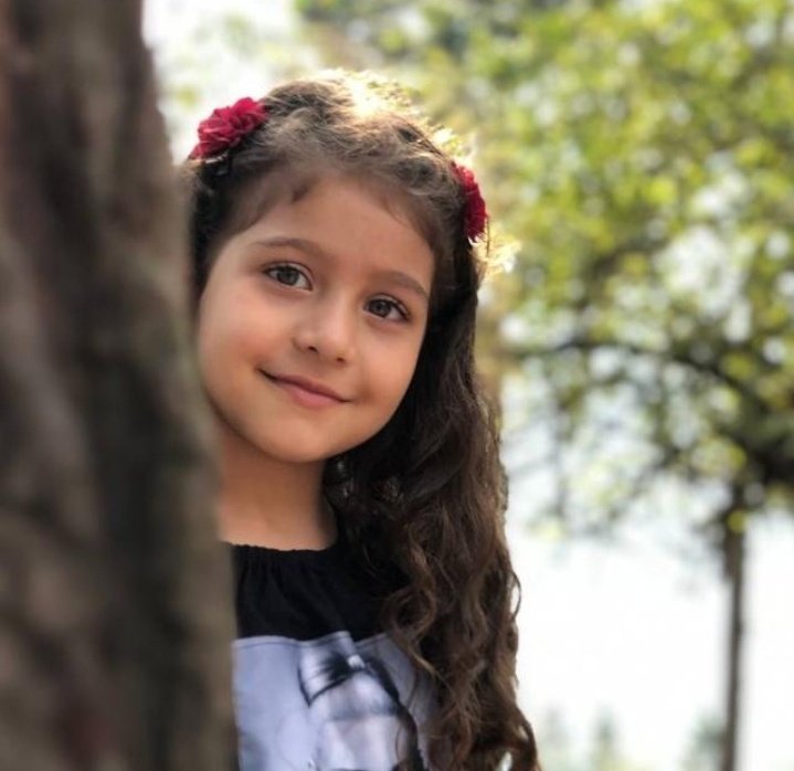 من سلطنت بزرگ خودمو داشتم تا ایشون با چشای رنگیش برکنارم کرد😀