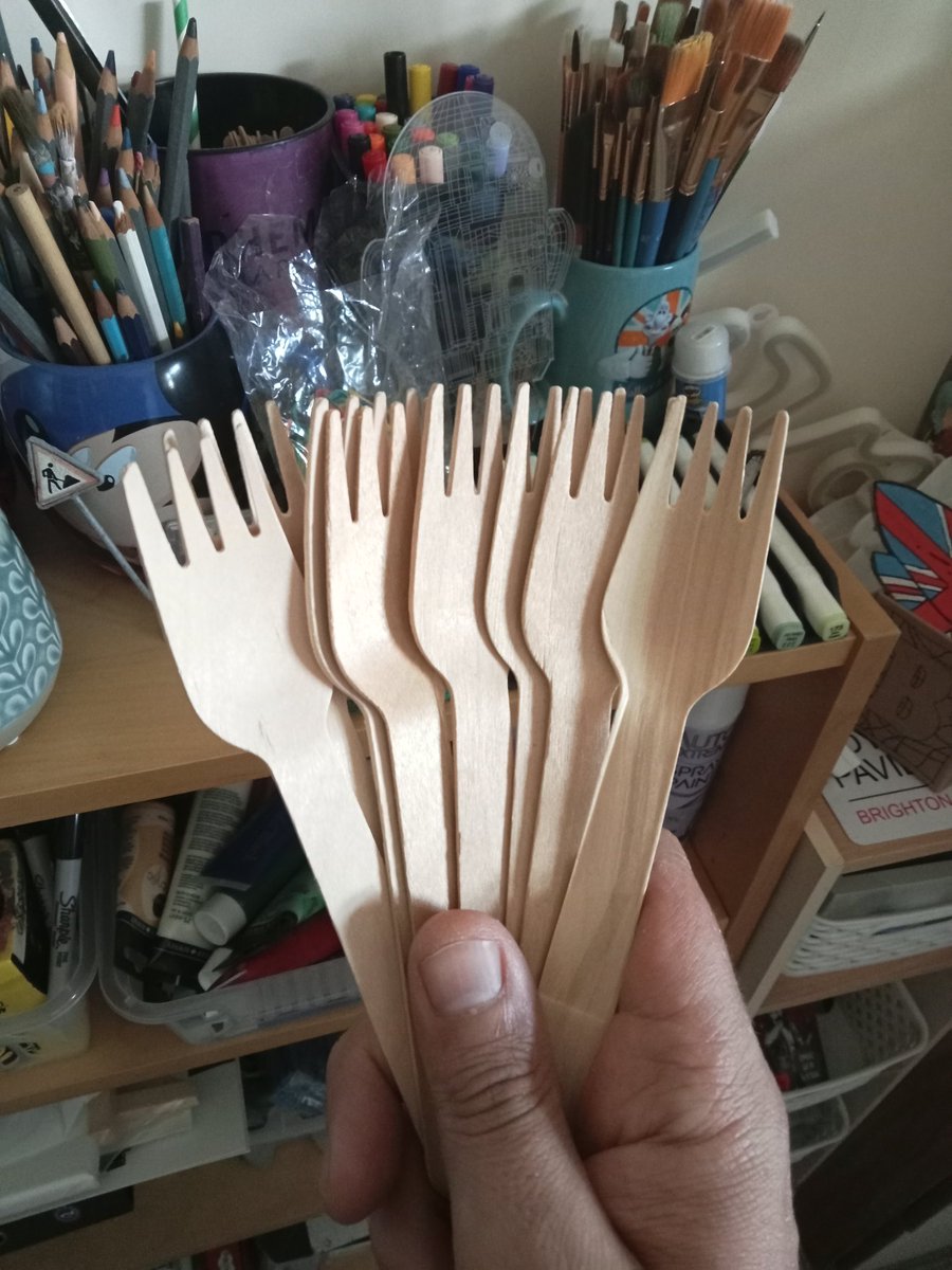 ManInPaintUK's tweet image. MUNCHING A @KFC_UKI for tea and I sparked an idea... Who knew sporks we're inspirational?! I always like to create in random ways... 😅🎨🍗🐔💡 #RandomIdea #ManInPaint #ArtistsOnFacebook