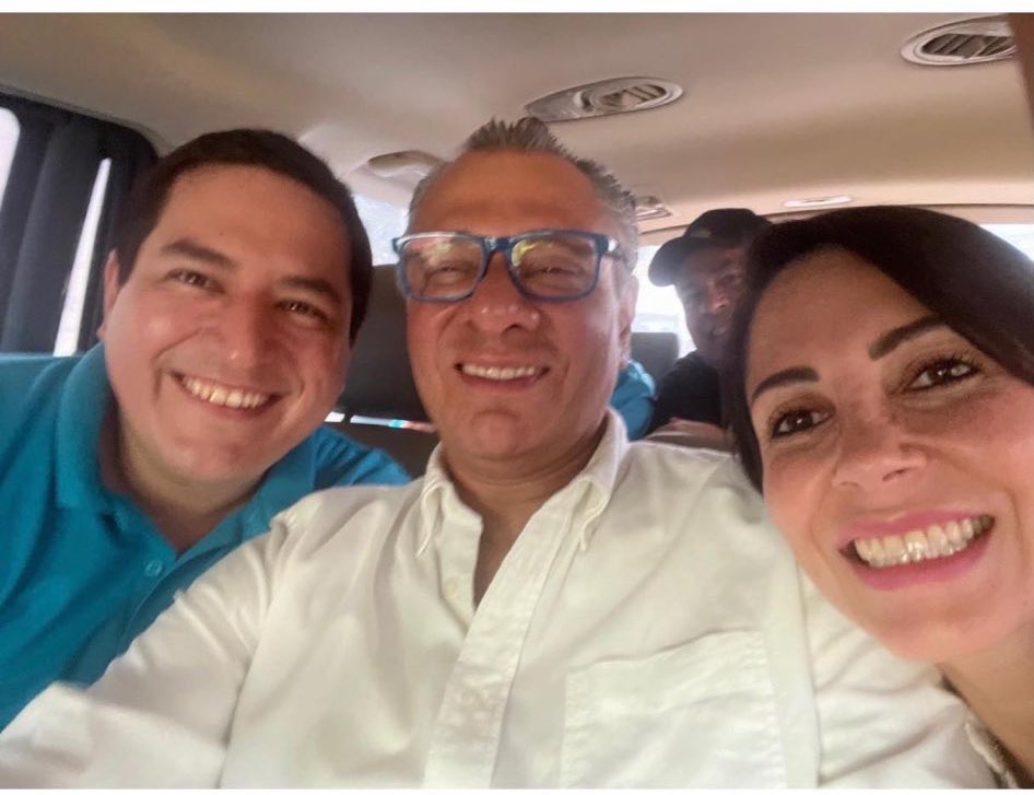 LaPosta_Ecu's tweet photo. Jorge Glas es el candidato a la Presidencia por la Revolución Ciudadana. Junto a él vemos a Luisa González, candidata a la vicepresidencia. También vemos a Andrés Arauz ¿tratando de fingir felicidad? La verdadera pregunta es cómo un condenado por cohecho puede ser candidato. https://t.co/OWXHHFl7bl