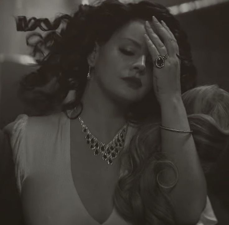 violets4delrey's tweet image. amores (lana del rey) vícios (lana del rey) obsessões (lana del rey)