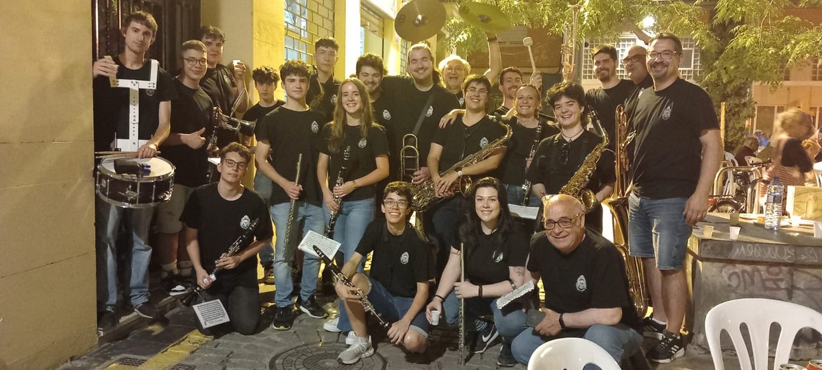 ¡Últimas noticias! 🗞️
El pasado domingo 4 celebramos un fantástico concierto de intercambio con la SIM de #ElPalmar en la Trilladora del Tocaio 🔥🎶
Ayer actuamos en la cena de socios de #AmicsDelCorpus, y en unas horas nos veréis por el centro de Valencia en la #NitDeFesta 🌜