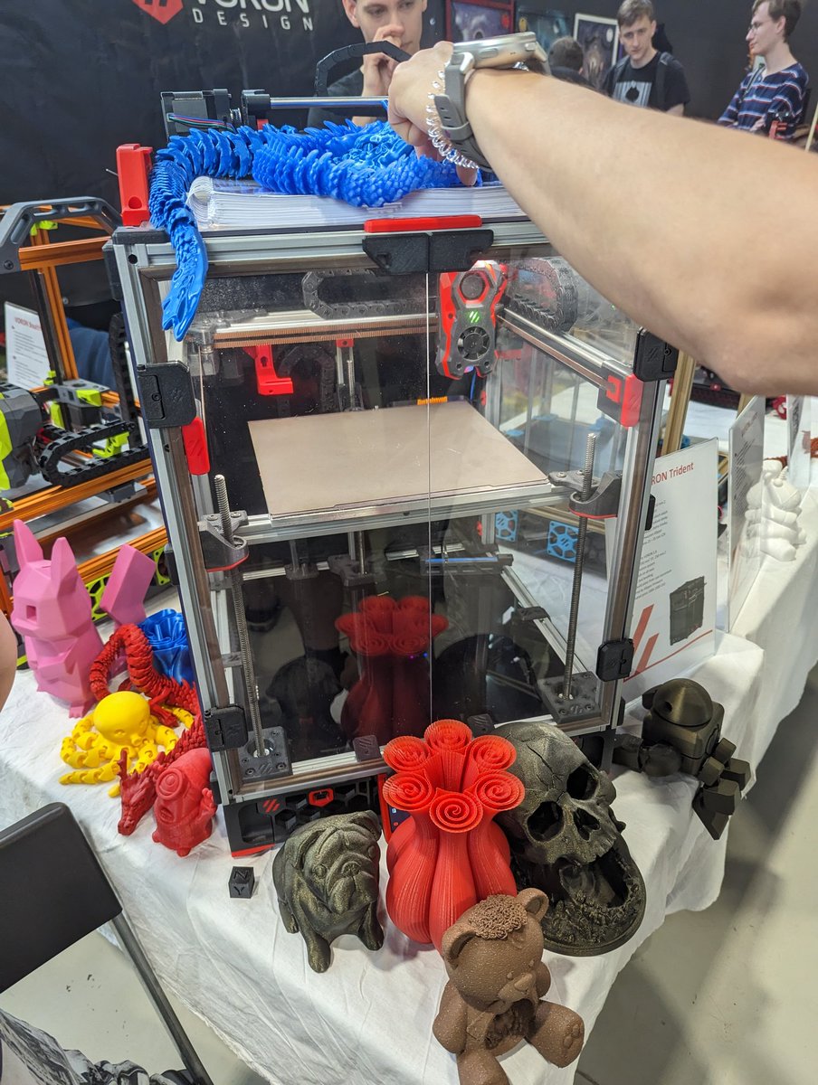 Dneska na #MakerFaire bylo hodně Voron tiskáren. Asi budu stavět další 😎