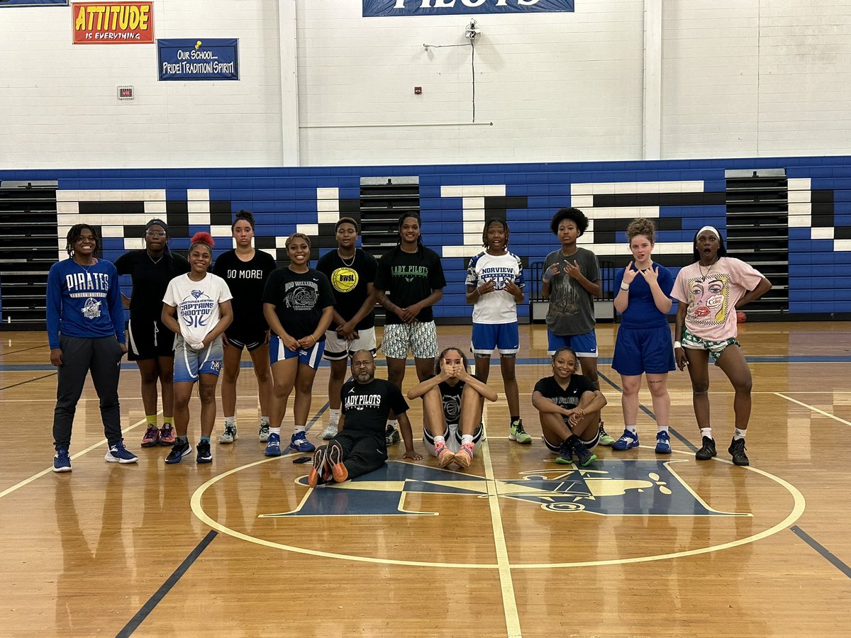 laugnam17's tweet photo. A week in review for the Norview Lady Pilots:
-sponsored 2 free b-ball clinics for elementary school girls
-held 2 free open gym nights 
-volunteered for the @STIHLUSA employee appreciation bbq @
-volunteered at the OV Elementary field day 
Once a Pilot always a @LadyPilots https://t.co/VXxRYPimqH