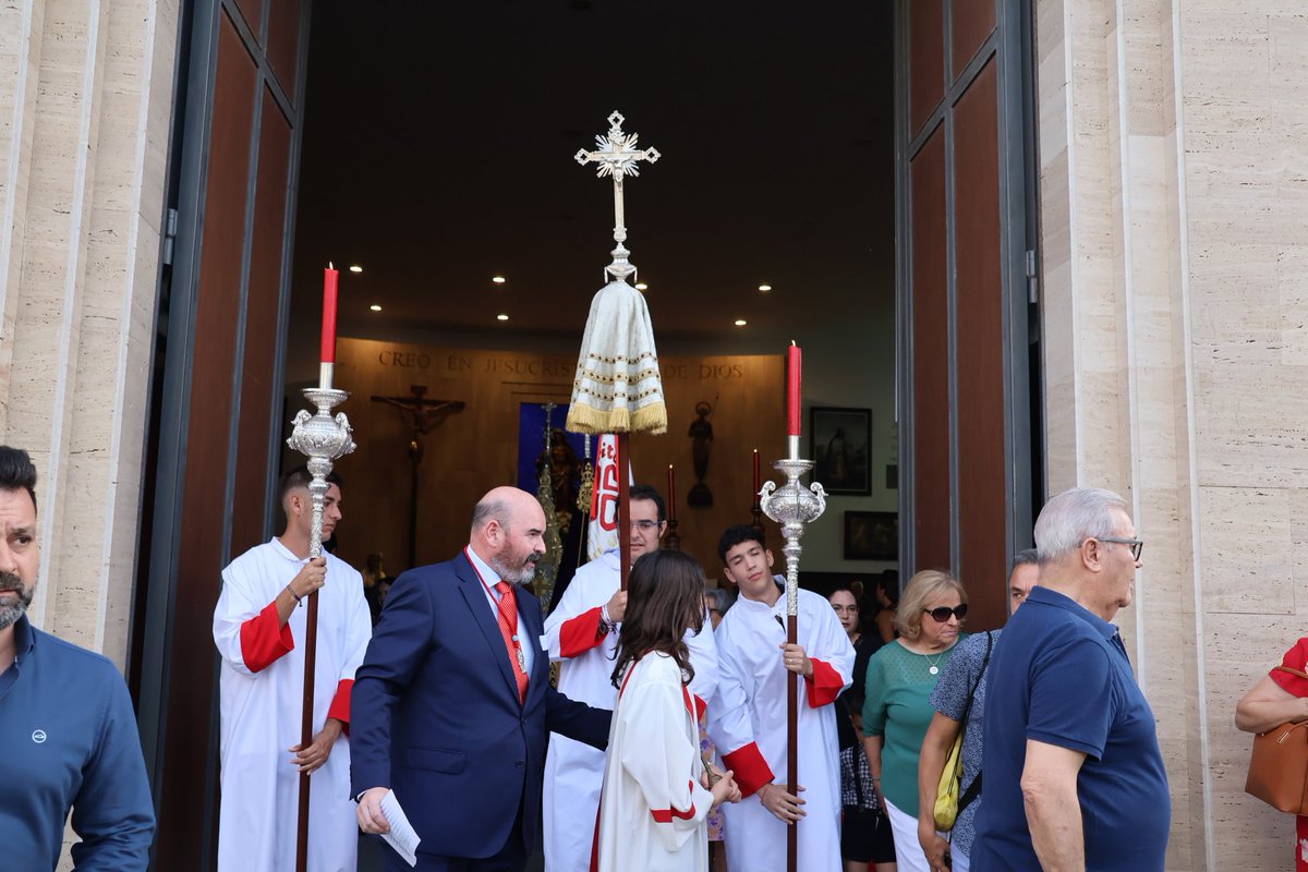 SacramentalDN's tweet photo. Comienza la procesión del Corpus Christi. https://t.co/HUiHyNFhhC