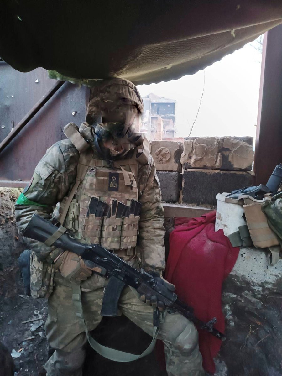 Tut_prohodyv's tweet image. Деанон, коротше. Бахмут. Кінець квітня - початок травня. Щоб у твітерських довбойобів питань про "диванні війська" не виникало.