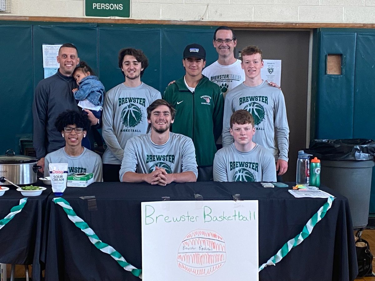 BCSD_Athletics's tweet photo. Var Boys Basketball spending the day volunteering at the Bears Book Bash. https://t.co/jTiOXYr93s