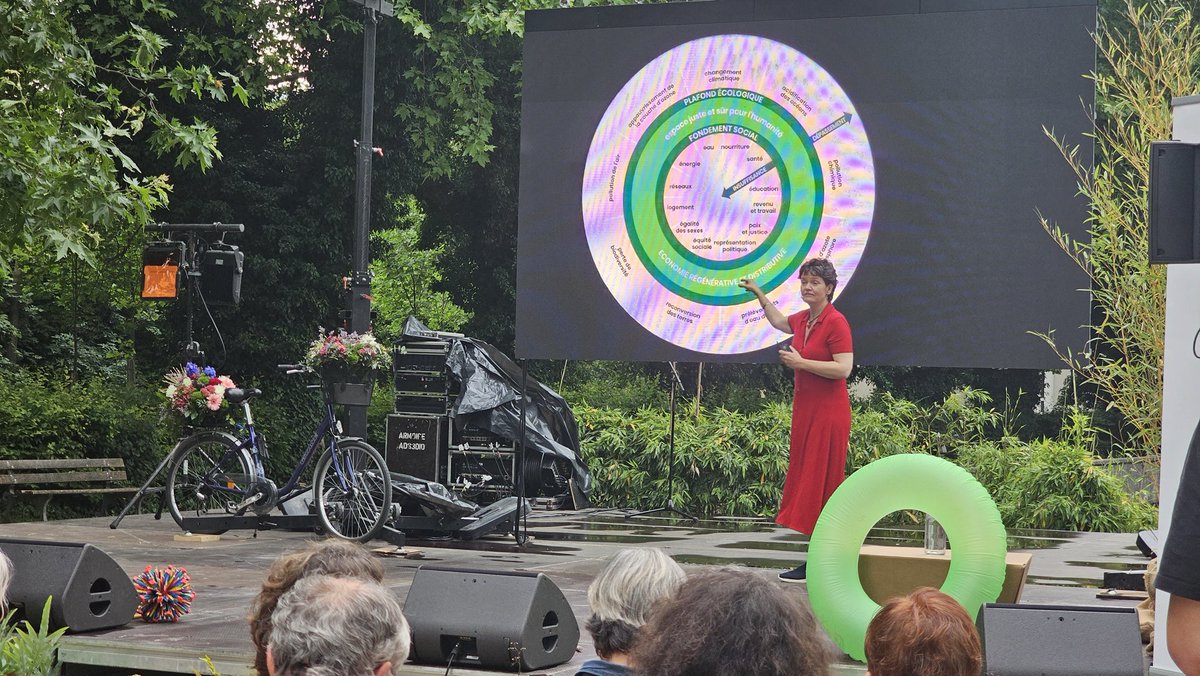 KateRaworth's tweet photo. Grenoble déroule le Donut! La première ville en France - et quel bon endroit pour commencer. Qui va suivre?... #Biennaledesvillesentransition https://t.co/qlt2FadFW4 https://t.co/Ezda5m8khN