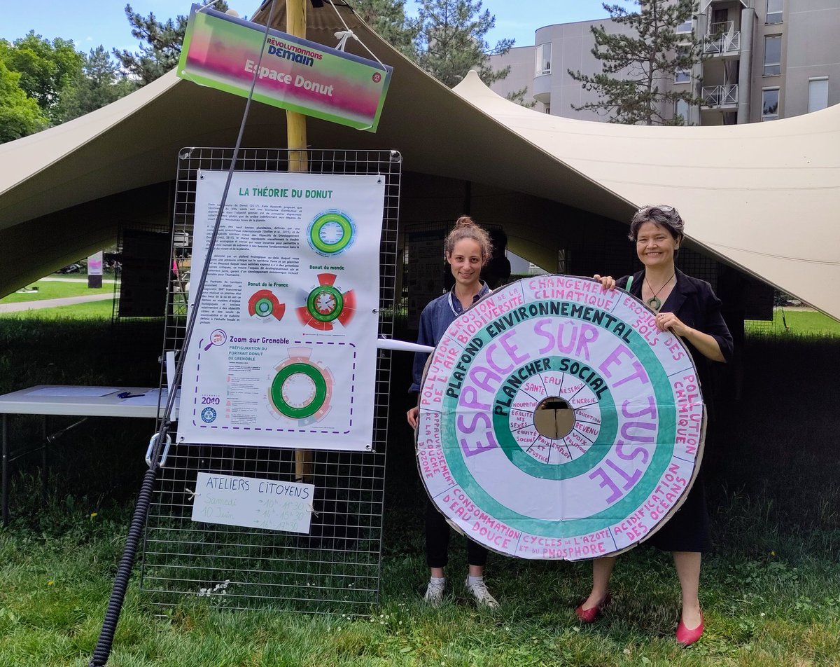 KateRaworth's tweet photo. Grenoble déroule le Donut! La première ville en France - et quel bon endroit pour commencer. Qui va suivre?... #Biennaledesvillesentransition https://t.co/qlt2FadFW4 https://t.co/Ezda5m8khN