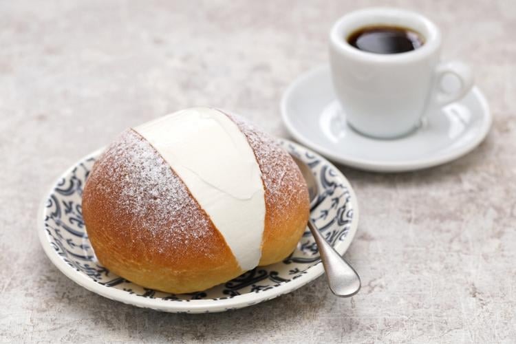 learnitalianpod's tweet photo. Particularly popular in Rome, Maritozzi are sweet buns filled with whipped cream or custard. The soft, fluffy texture of the bun and the sweet filling just make you fall in love. Try a Maritozzo this morning and live happily ever after. 🇮🇹❤️🍮#italy #maritozzi #italiansweets https://t.co/chPp9Boi5J