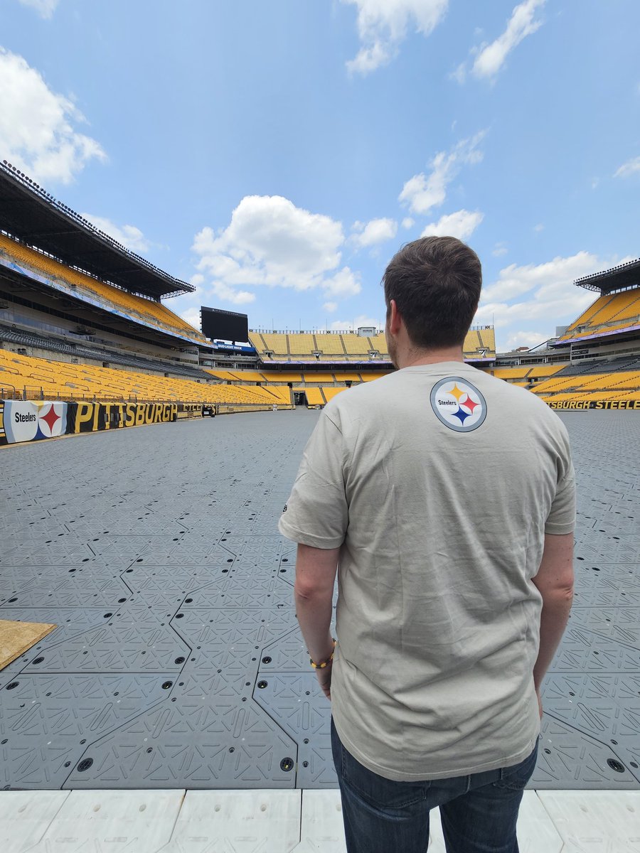 tomgrossicomedy's tweet image. Wow.

Absolutely in awe. 

The @steelers were so so incredible. Not only did they welcome us with open arms, but they also donated $1000 to St. Jude. 

Thank you, thank you, thank you.