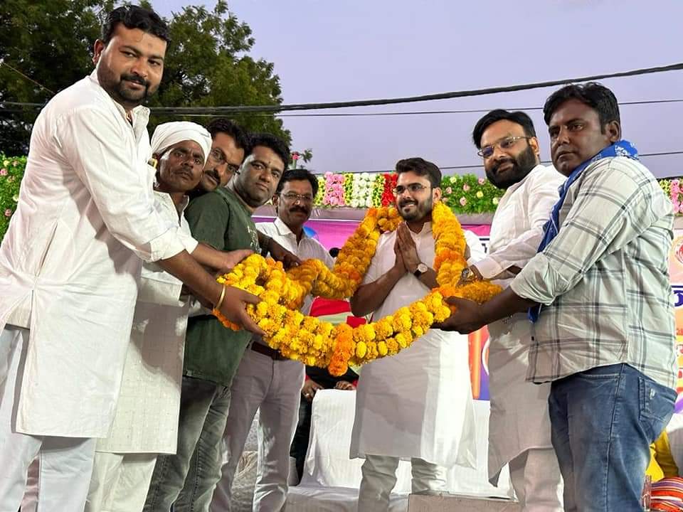 BHARGAVABHISHEK's tweet photo. आज रहली नगर में लाड़ली बहना सम्मेलन में अतिथि के रूप मे शामिल हुआ ।कार्यक्रम में माननीय मुख्यमंत्री श्री शिवराज सिंह चौहान जी का लाईव उद्बोधन सुना ।मुख्यमंत्री जी ने सिंगल क्लिक के माध्यम से प्रदेश की एक ��रोड़ पच्चीस लाख बहनों के खाते में एक एक हजार रुपए ट्रांसफर किए ।रहली विधानसभा में भी लगभग 60 हजार महिलाओं के खाते में आज से पैसा आना शुरू हो जायेगा ।आज मजेदार बात यह रही की जब मैंने जनता से 60 हजार को एक हजार से गुणा कर कुल रकम के बारे में पूंछा और कहा की आप ही बताओ में हिसाब किताब में कच्चा हूं तो लोगो ने 6 करोड़ की जगह 60 करोड़ बता दिया और मैंने भी 60 करोड़ के हिसाब से अपना उद्बोधन देना प्रारंभ कर दिया ���बाद में स्मरण हुआ तो बेहद हसीं आई ।लेकिन खैर यह तो एक अलग बात है लेकिन यह वास्तविक सच है की आज प्रदेश की सारी महिलाएं शाम 6 बजे का इंतजार कर रही थी की कब भैया शिवराज सिंह चौहान टीवी पर आएंगे और हमारे खातों में पैसा आना शुरू होगा ।बेहद अभूतपूर्व योजना , महिलाओं के सशक्तिकरण के लिए।साथ ही शिवराज जी ने #मातृशक्ति को आश्वस्त किया है की हम इस योजना में आने वाले समय म��ं दिए जाने वाली राशि बड़ाने वाले है ।
जय हो शुभ हो ।