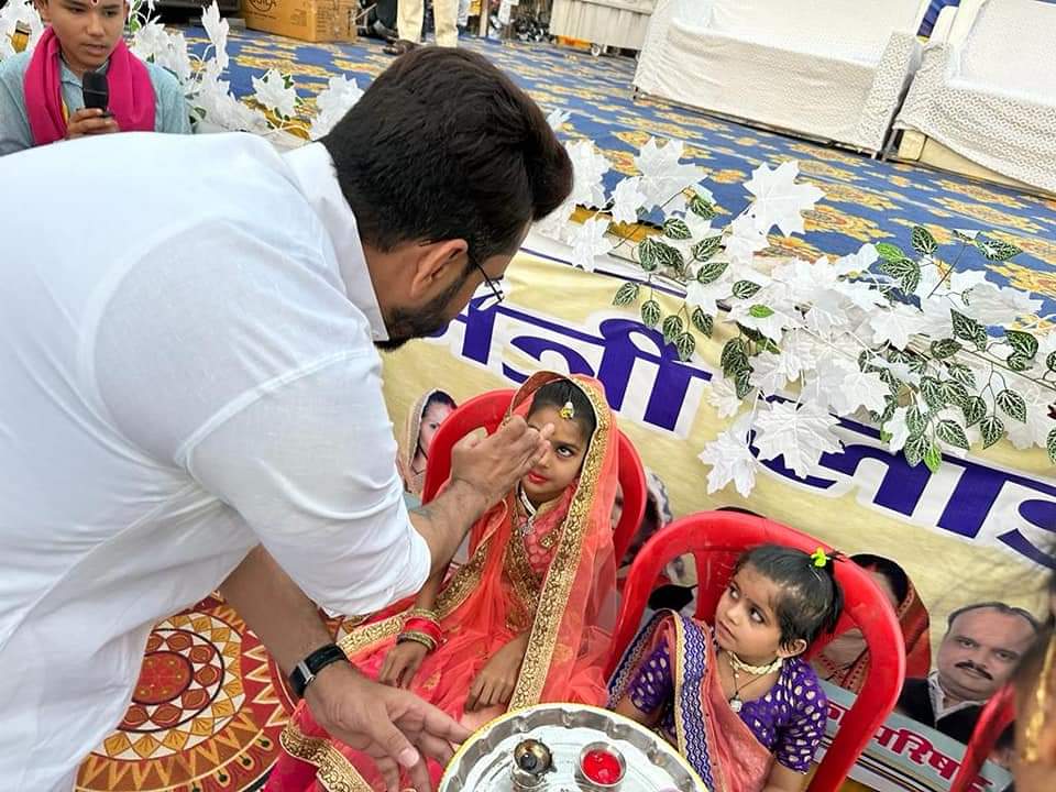 BHARGAVABHISHEK's tweet photo. आज रहली नगर में लाड़ली बहना सम्मेलन में अतिथि के रूप मे शामिल हुआ ।कार्यक्रम में माननीय मुख्यमंत्री श्री शिवराज सिंह चौहान जी का लाईव उद्बोधन सुना ।मुख्यमंत्री जी ने सिंगल क्लिक के माध्यम से प्रदेश की एक ��रोड़ पच्चीस लाख बहनों के खाते में एक एक हजार रुपए ट्रांसफर किए ।रहली विधानसभा में भी लगभग 60 हजार महिलाओं के खाते में आज से पैसा आना शुरू हो जायेगा ।आज मजेदार बात यह रही की जब मैंने जनता से 60 हजार को एक हजार से गुणा कर कुल रकम के बारे में पूंछा और कहा की आप ही बताओ में हिसाब किताब में कच्चा हूं तो लोगो ने 6 करोड़ की जगह 60 करोड़ बता दिया और मैंने भी 60 करोड़ के हिसाब से अपना उद्बोधन देना प्रारंभ कर दिया ���बाद में स्मरण हुआ तो बेहद हसीं आई ।लेकिन खैर यह तो एक अलग बात है लेकिन यह वास्तविक सच है की आज प्रदेश की सारी महिलाएं शाम 6 बजे का इंतजार कर रही थी की कब भैया शिवराज सिंह चौहान टीवी पर आएंगे और हमारे खातों में पैसा आना शुरू होगा ।बेहद अभूतपूर्व योजना , महिलाओं के सशक्तिकरण के लिए।साथ ही शिवराज जी ने #मातृशक्ति को आश्वस्त किया है की हम इस योजना में आने वाले समय म��ं दिए जाने वाली राशि बड़ाने वाले है ।
जय हो शुभ हो ।