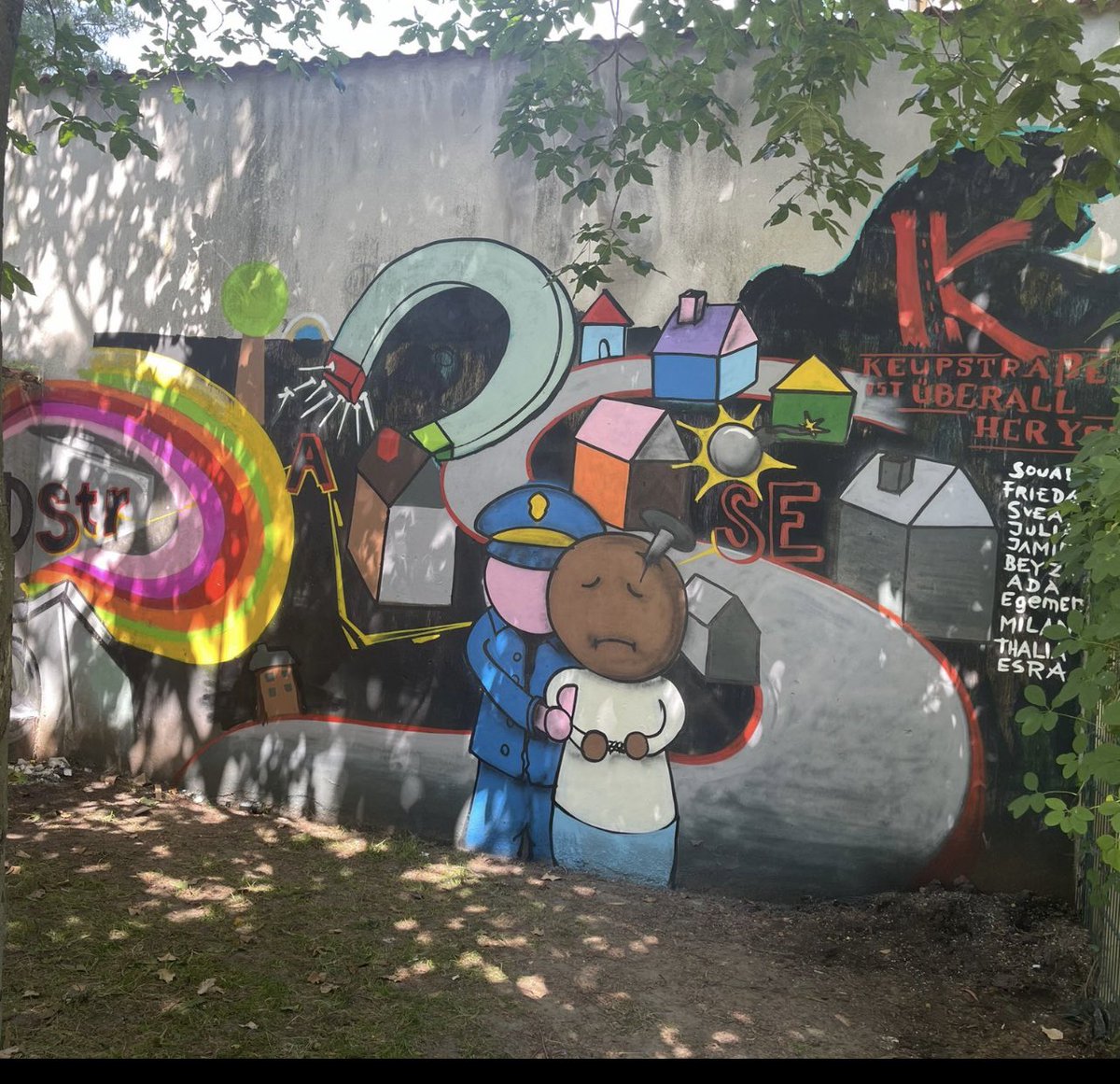 Schülerinnen und Schüler aus #Köln Mülheim erinnern mit einem Wandbild an den NSU-Anschlag auf der #Keupstrasse … In Kritik steht die Täter-Opfer-Umkehr durch Polizei und Sicherheitsbehörden! #KeinSchlussstrich