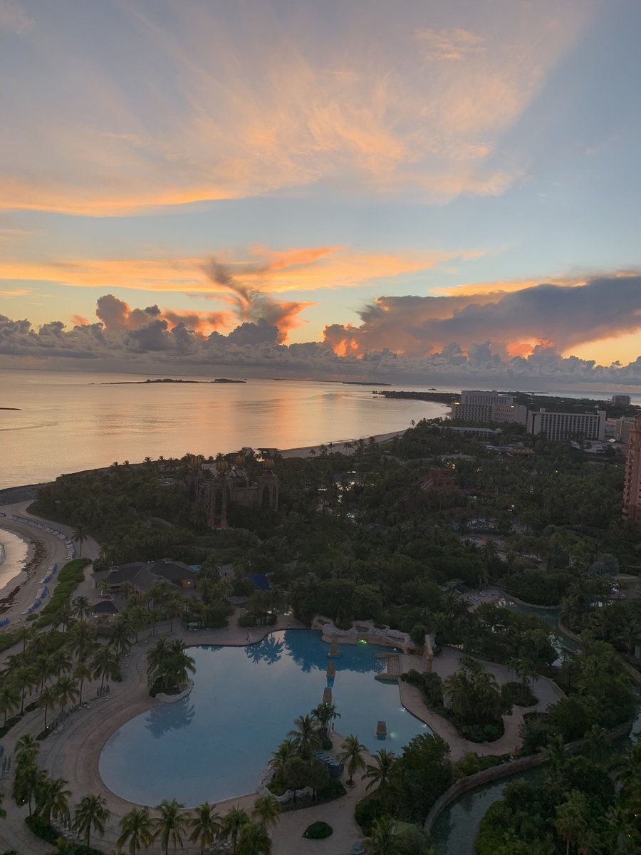 KevinMorrell13's tweet photo. @TanyaTate I’m blessed to wake up at a destination 🏝️, the other is a paradise where I vacation to disconnect and reconnect my mind, heart , and soul 🧘 ✨ #onetruth #purposedrivengoals 🌺🧴🥂 https://t.co/5fWZr5BA5S