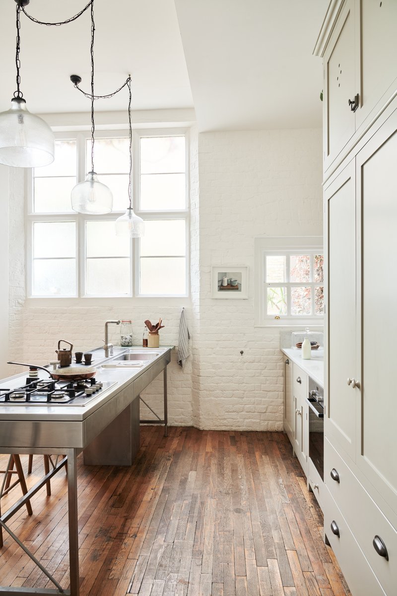 deVOLKitchens's tweet photo. #KitchenTour: White painted brick walls, the industrial height windows and the original school floorboards fill this room with simple, original historic beauty. https://t.co/wWuCdRdiw4 #LondonKitchen https://t.co/ggOopf8U0S
