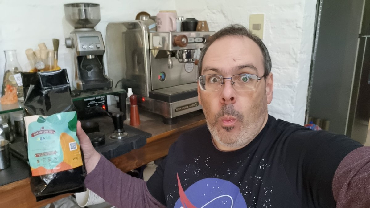 Hoy <a href="/gazambuja/">Gustavo Azambuja</a> me dejó a cargo de "la bichota".
¡Espero no romper nada!
#Café #CoffeeLover