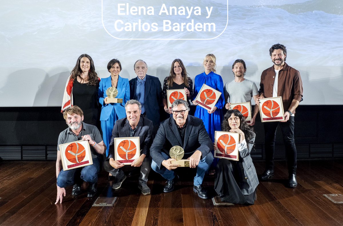 Gracias a la @Academiadecine y a @greenpeace_esp por el Premio Rayo Verde 2023, que Elena Anaya y yo tuvimos el honor de recoger en representación de muchas compañeras y compañeros comprometidos en la defensa de los océanos y del medio ambiente. Quiero repetir aquí algo que dije: