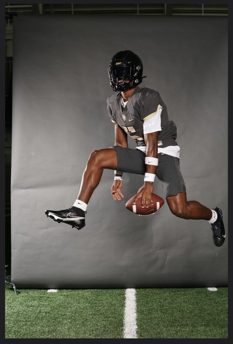 user_bello20's tweet photo. Had an incredible time yesterday at Army West Point, extremely grateful!

@CoachSeanCronin @CoachDDixon 
@CoachJeffMonken @TCHSFB 🖤☠️ https://t.co/C2qc3BH7CW