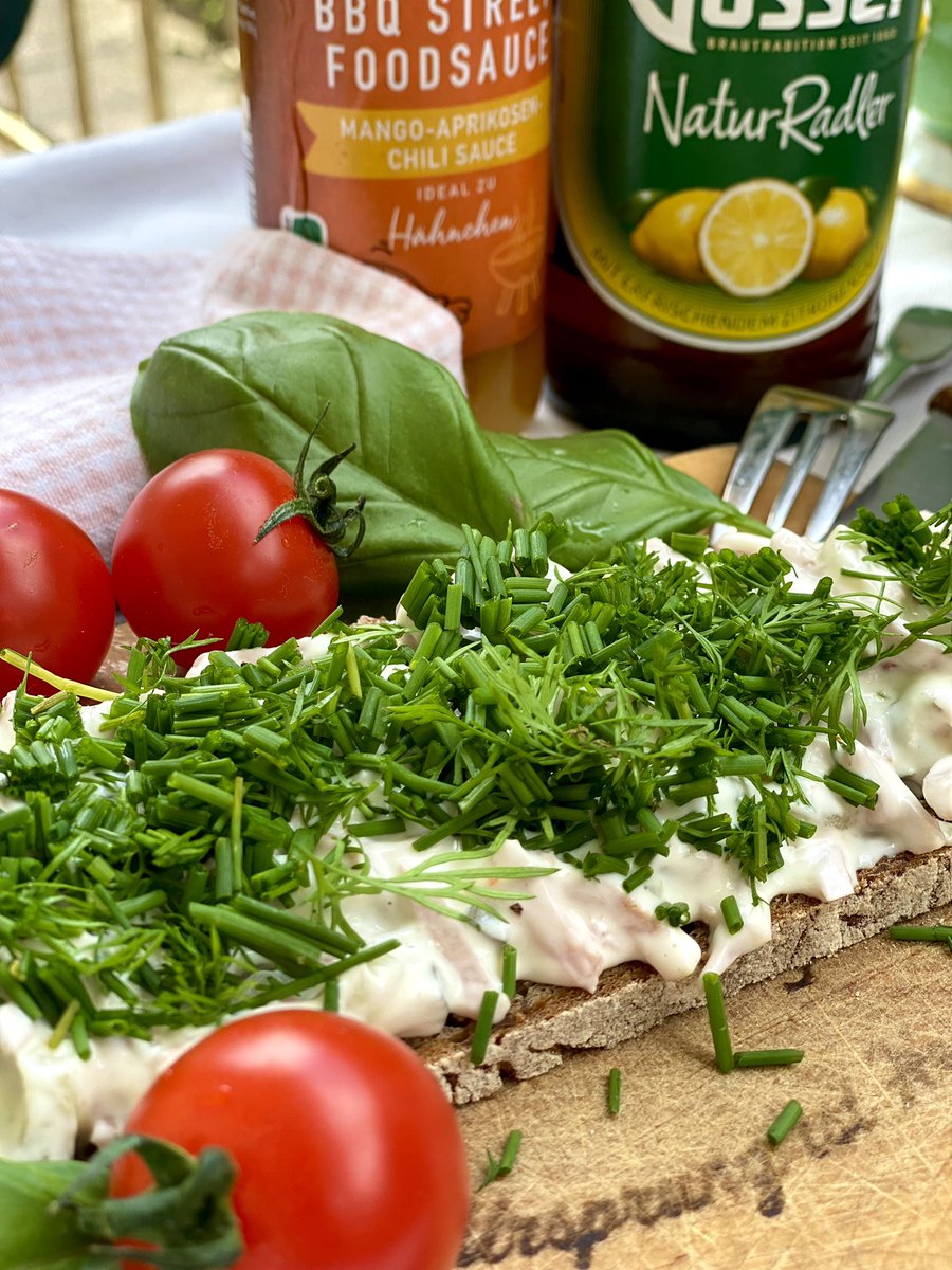 Bloominje's tweet photo. Kleine erfrischende #Jause nach der Gartenarbeit. Warmes Sauerteigbrot mit Fleischsalat, Tomaten & Schnittlauch. Auf meinem kleinen Holzbrett steht ein schöner Satz: »Ursprung ist Heimat«. War mal ein Slogan auf der Biofach für den Kauf regionaler Produkte. Heute wär das »Nazi«. https://t.co/2CXiRTAcfU