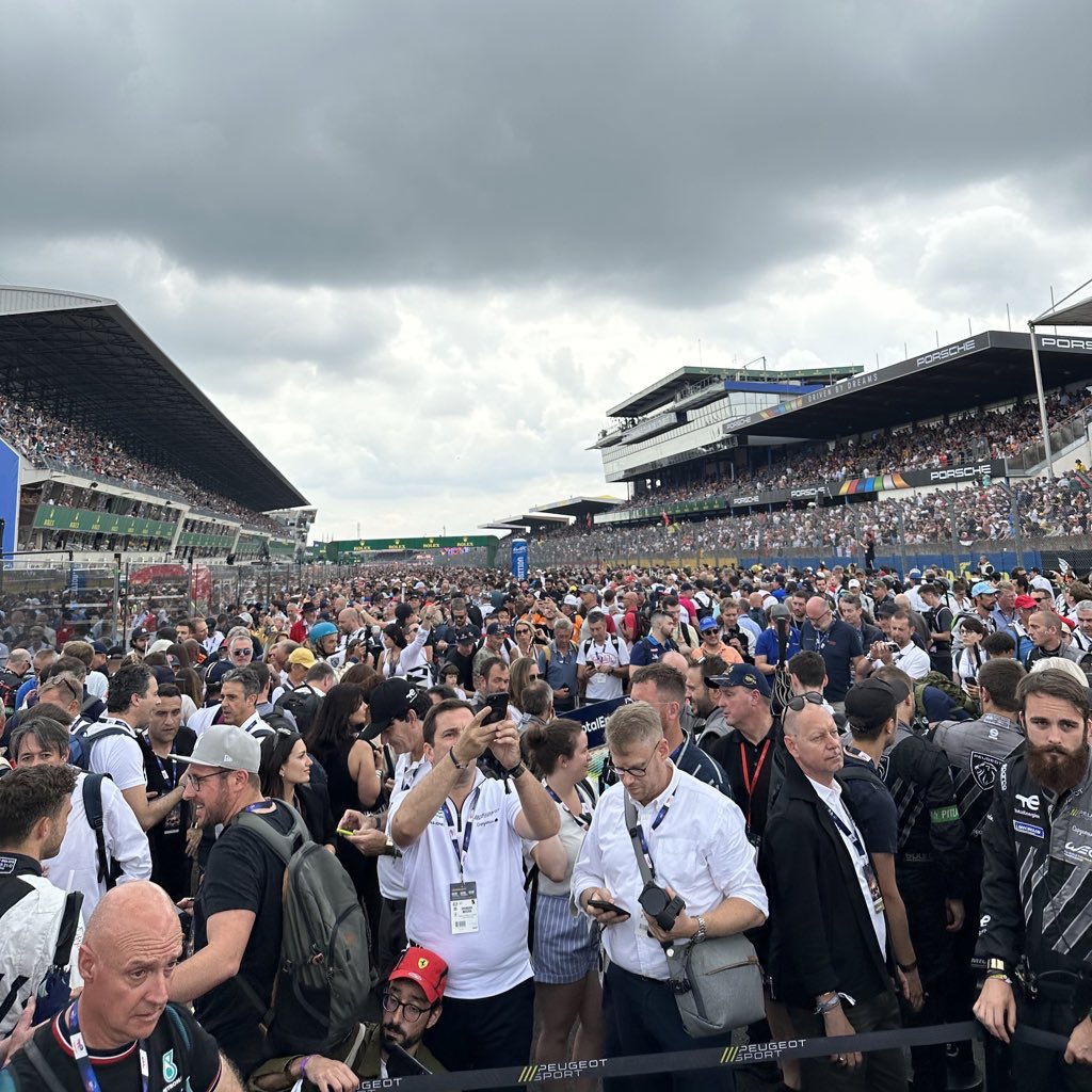 The grid was packed with more than 10.000 people. Crazy @24hoursoflemans 

#Peugeot9X8 #WEC #LeMans24