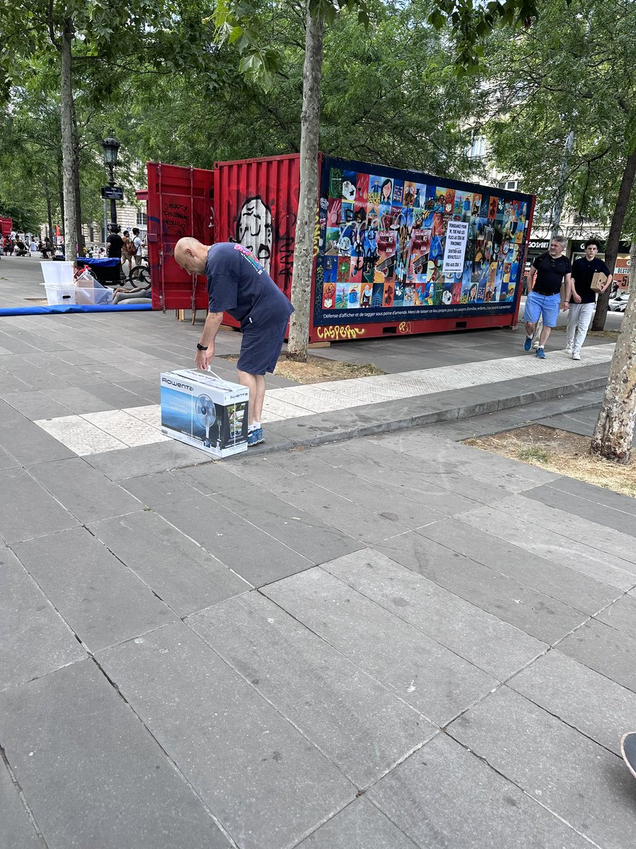 Mes dames et monsieur je vous présente la place de la république ! #Saccageparis