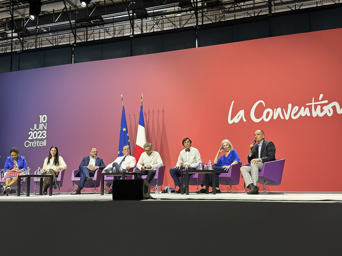 ArielWeilT's tweet photo. À @La_Convention autour de @BCazeneuve vibrant plaidoyer pro-européen des anciens dirigeants @MartinSchulz @EnricoLetta @eliodirupo @fhollande et @HeleneGeoffroy @CaroleDelga @MartineRoure avec l’hommage ému d’une salle bondée au courage indomptable de @ZelenskyyUa en Ukraine. https://t.co/MAv2CENo1z